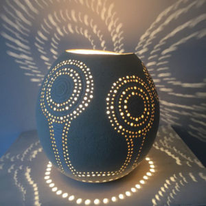 détail effets de lumière avec la lampe à poser en céramique allumée
