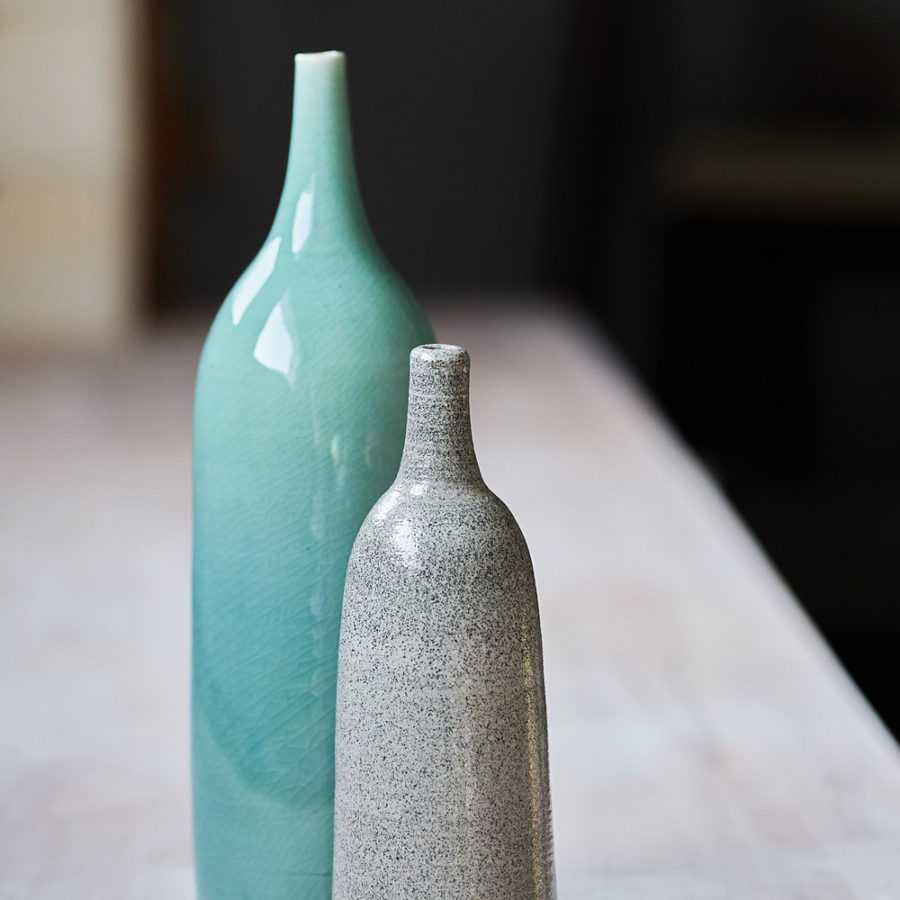 Vase soliflore en grès blanc émaillé turquoise