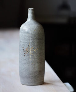 vase soliflore en grès gris invcrustation or